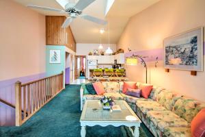 sala de estar con sofá y mesa en Kitty Hawk Townhome at Sea Dunes - Walk to Beach!, en Kitty Hawk