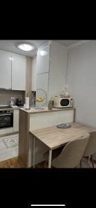 PANDORA APARTMAN CACAK的厨房或小厨房