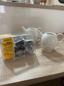 PANDORA APARTMAN CACAK的咖啡和沏茶工具