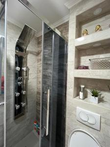 Koupelna v ubytování PANDORA APARTMAN CACAK