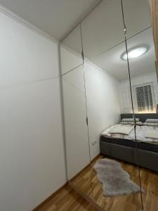 查查克PANDORA APARTMAN CACAK的卧室配有带镜子的床和镜子的天花板