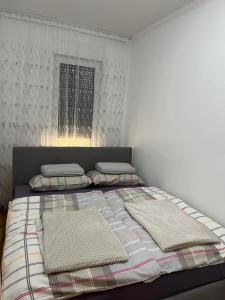 PANDORA APARTMAN CACAK客房内的一张或多张床位
