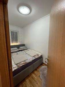 PANDORA APARTMAN CACAK客房内的一张或多张床位