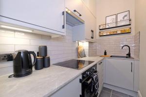 cocina con fregadero y encimera en Granton Place en Aberdeen