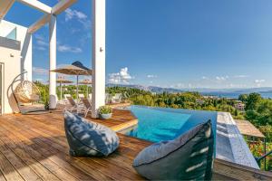 Bazén v ubytování White Pearl Premium Villa Corfu nebo v jeho okolí
