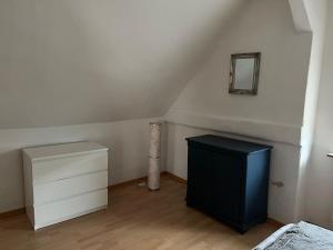 een kamer met een bed, een dressoir en een trap bij Kleine Auszeit in Trebbin