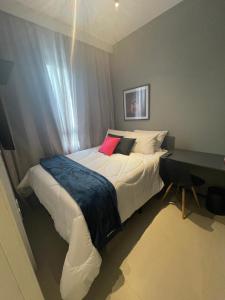 um quarto com uma cama com uma secretária e aversão em Studio Allianz Perdizes em São Paulo
