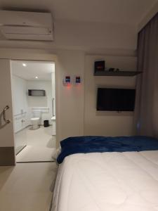 um quarto com uma cama e uma casa de banho com um WC em Studio Allianz Perdizes em São Paulo