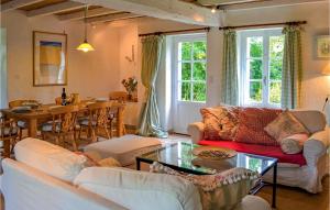 Les Hirondelles في Chassaignes: غرفة معيشة مع كنب ابيض وطاولة