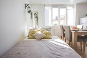 Posteľ alebo postele v izbe v ubytovaní Bel appartement lumineux proche du centre-ville