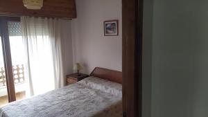 a bedroom with a bed and a window at Casa de vacaciones Faro 1 in Mar del Plata