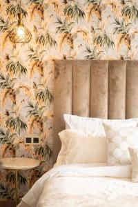 - une chambre avec un lit et un mur orné de plantes dans l'établissement Luxury one bedroom in Maarif one, à Casablanca