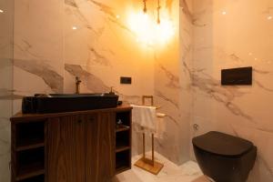 une salle de bain avec un lavabo et des toilettes dans l'établissement Luxury one bedroom in Maarif one, à Casablanca 39 autres photos