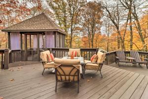 una terraza con cenador, mesa y sillas en Pet-Friendly Poconos Retreat with Outdoor Theater! en Lake Harmony