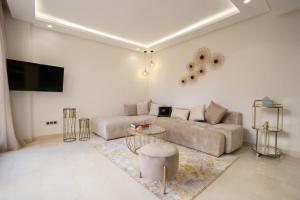 un salon avec un canapé et une table dans l'établissement Luxury one bedroom in Maarif one, à Casablanca