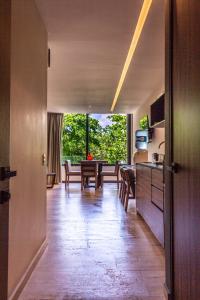 プラヤ・デル・カルメンにあるBig Studio at KAAB BY THE BEACH with roof top pool, sauna and Jacuzzi near Paseo del Carmen Mallのテーブルと椅子のあるキッチンとダイニングルーム