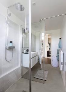 baño con ducha y puerta de cristal en Airial entièrement rénové, en Soustons