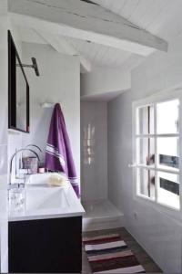 baño con lavabo blanco y ventana en Airial entièrement rénové, en Soustons