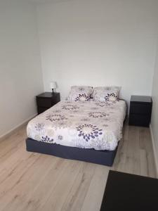 sypialnia z łóżkiem i drewnianą podłogą w obiekcie Escale à Brest même. w mieście Brest