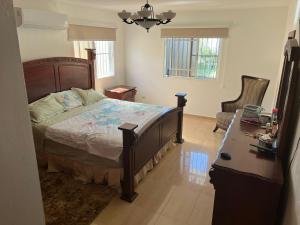 sypialnia z łóżkiem, biurkiem i biurkiem w obiekcie Villa Caterina w mieście Dajabón