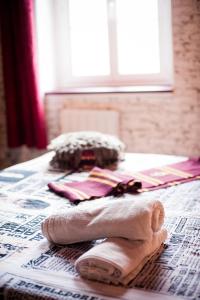 un paio di asciugamani seduti sopra un tavolo di Vivez une experience unique a Carcassonne a Carcassonne