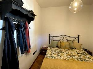 1 dormitorio con 1 cama y perchero en Der Norden des Gardasees, en Tenno