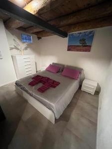 a bedroom with a large bed with pink pillows at HEATHER'S HOME in Bassano del Grappa