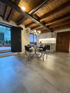 a large living room with a table and chairs at HEATHER'S HOME in Bassano del Grappa