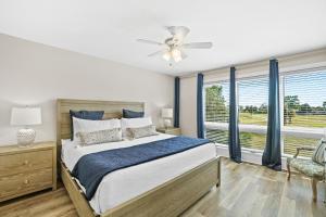 um quarto com uma cama e uma ventoinha de tecto em Bay Point Golf Villas by Panhandle Getaways em Panama City Beach