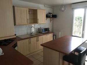 Kuchyň nebo kuchyňský kout v ubytování Maison bord de mer normandie