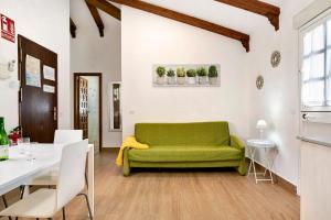 A seating area at Apartamento en la playa con terraza 3