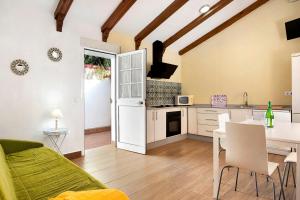 A kitchen or kitchenette at Apartamento en la playa con terraza 3 Még 16 kép
