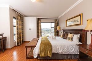 a bedroom with a bed and a desk and a window at Fatmols guest lodge in Johannesburg