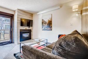 - un salon avec un canapé et une cheminée dans l'établissement Lift House Lodge- Downtown Lionshead, Premium Studio Condo, à Vail