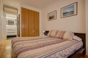 バレンシアにあるBeds & Breaks Torrealbaのベッドルーム1室(ベッド1台付)