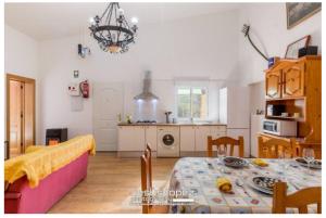 A kitchen or kitchenette at Villa Montiel