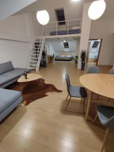 - un salon avec un canapé et une table dans l'établissement Apartament "Nad Niwką 7", à Bielsko-Biała
