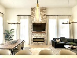 - un salon avec un canapé et une cheminée dans l'établissement The Bank Hotel Deadwood, à Deadwood