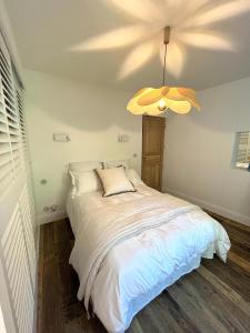 - une chambre avec un lit et un ventilateur de plafond dans l'établissement L'OUSTAOU BELLO VISTO, au Castellet