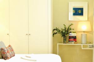 A bed or beds in a room at HomeySeville-Penthouse Cathedral Tomas de Ibarra St 6 pax, Parking Optional