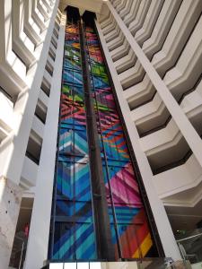 Art Hotel Transamerica Collection في بورتو أليغري: نافذة زجاجية ملطخة في مبنى