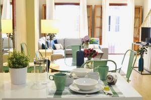 A seating area at HomeySeville-Penthouse Cathedral Tomas de Ibarra St 6 pax, Parking Optional