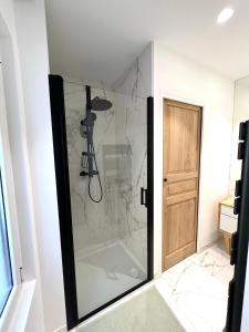 La salle de bains est pourvue d'une douche avec une porte en verre. dans l'établissement L'OUSTAOU BELLO VISTO, au Castellet