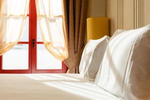 מיטה או מיטות בחדר ב-Hotel Silken El Pilar Andalucia