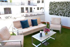 A seating area at HomeySeville-Penthouse Cathedral Tomas de Ibarra St 6 pax, Parking Optional