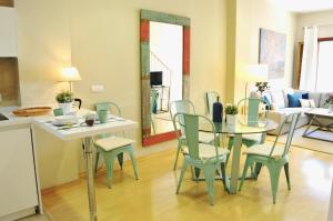 A kitchen or kitchenette at HomeySeville-Penthouse Cathedral Tomas de Ibarra St 6 pax, Parking Optional