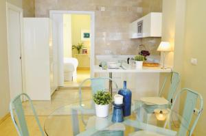 A kitchen or kitchenette at HomeySeville-Penthouse Cathedral Tomas de Ibarra St 6 pax, Parking Optional