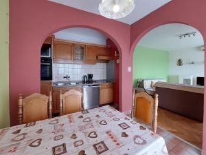 Kuchyň nebo kuchyňský kout v ubytování Apartments and Room Ivanka Petar