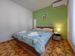 Postel nebo postele na pokoji v ubytování Apartments and Room Ivanka Petar
