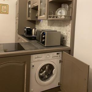cocina con lavadora y microondas en Châtel Rose, en Blois
